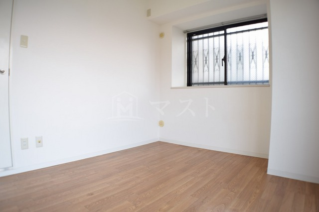 サンフラッツ東平の居間・リビング|同マンション別室の写真です。