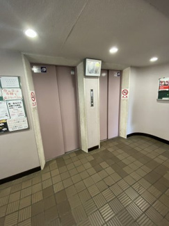 【その他共用部分】 | お買い物時やベビーカーの出し入れに便利なエレベーター付
混雑時にも便利なエレベーター2基付です。