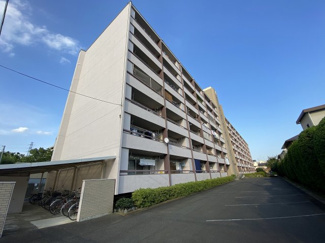 【外観】 | 総戸数１３１戸、１９６９年１月築、管理人は日勤勤務につき管理体制良好です♪