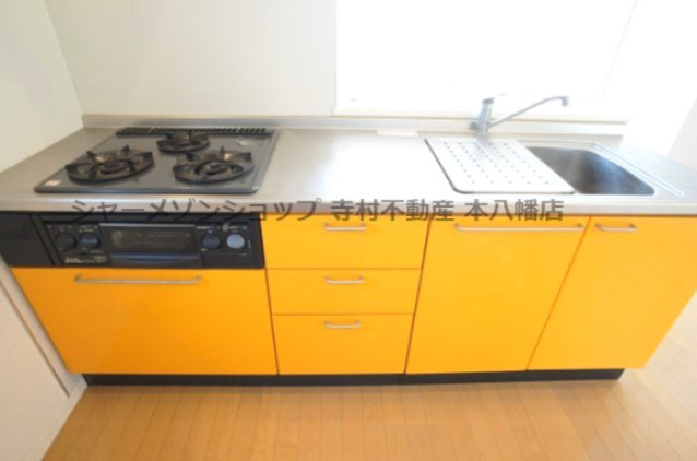 メゾンルミエールのキッチン|人気の対面型システムキッチン♪3口コンロ(グリル付)♪