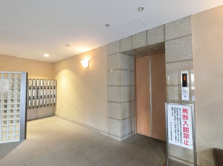 【その他共用部分】 | お買い物時やベビーカーの出し入れに便利なエレベーター付です。