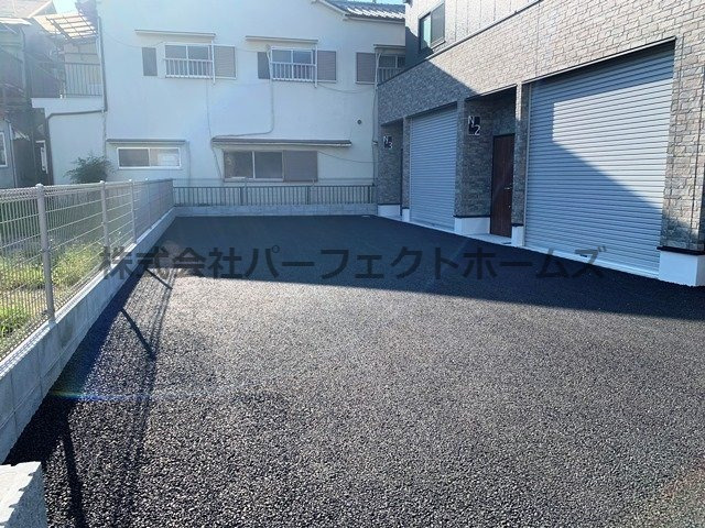 ガレージハウスOFFICELL　SANEIの駐車場|車をお持ちの方に嬉しい駐車場付きの物件です