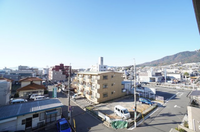 【展望】 | ダイアパレス五日市壱番館 | 【四季を感じる】
四季の移ろい・爽やかな青空や風を感じられ
自然を愉しめるパノラマビュー。
毎日の暮らしに余裕を感じさせてくれる、
遮る物の無い開放的な眺望を是非、ご堪能ください。