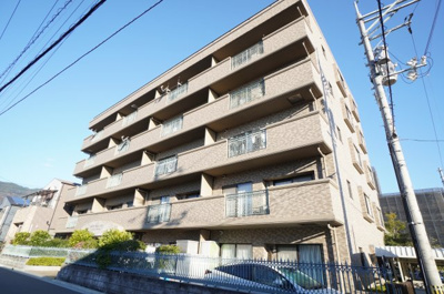 【外観】 | ダイアパレス五日市壱番館 | 【耐震性】
耐震性の高さを判断するポイントは、
建築確認申請日が1981年6月1日以降の
新耐震基準に適合しているかどうか。
震度６程度の大地震でも
建物が崩壊しないレベルが基準になりました。