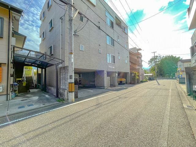 アヴニールの周辺