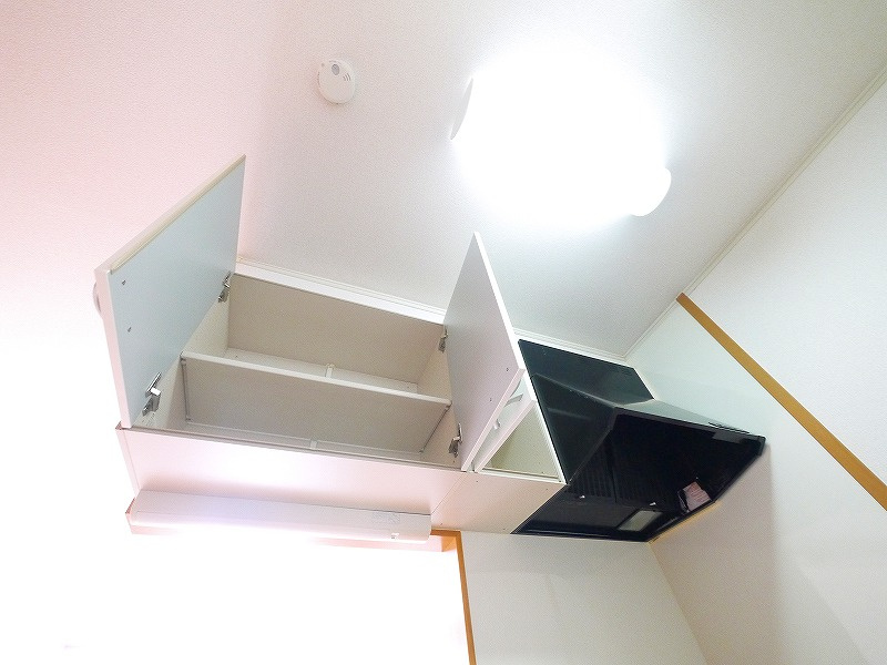 エクセルコートBのキッチン|上部の収納スペースあります