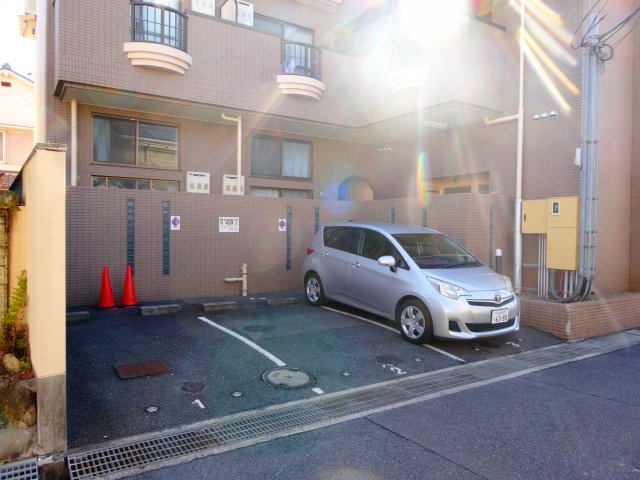 プレステージフジ狭山壱番館の駐車場