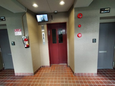 【その他共用部分】 | シティハイツ森小路1号棟 | エレベーターにはモニターがついており防犯面も安心ですね♪