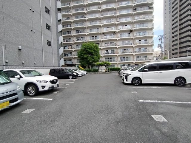 今福グランドハイツの駐車場|マンション敷地内にある平面駐車場です。