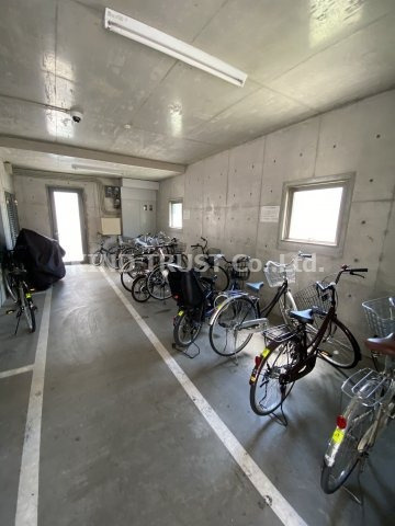 ラ・メゾンさくらのその他共用部分|屋根付き駐輪場です