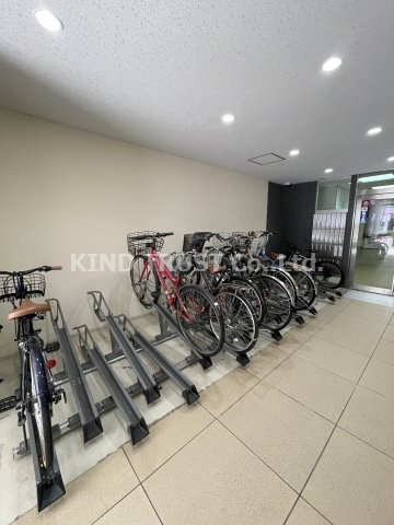 サクシード南森町のその他共用部分|屋根付き駐輪場です