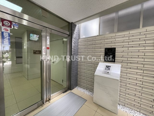 サクシード南森町のエントランス