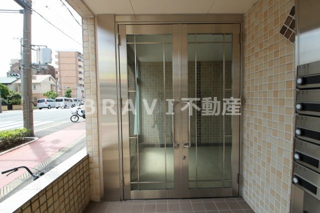 カーサセレノ　BRAVI不動産のエントランス|【カーサセレノ】毎日通るエントランスはこのようになっています