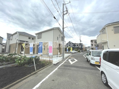 【前面道路含む現地写真】 | 仲介手数料無料　府中市緑町２丁目新築戸建て３棟　２号棟