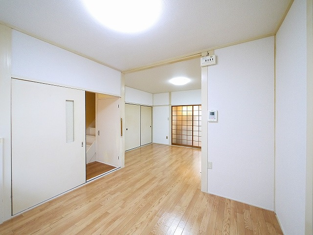 大西貸家の居間・リビング|こちらのリビングで趣味の時間をお楽しみください