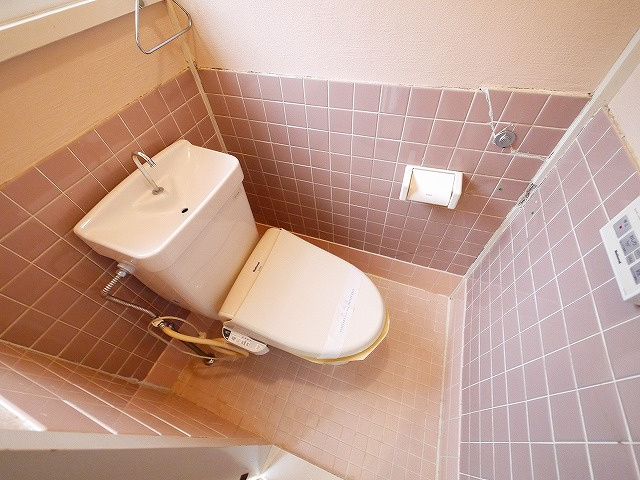 大西貸家のトイレ|ゆったりとした空間のトイレです