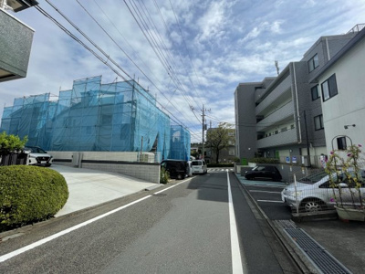 【前面道路含む現地写真】 | 仲介手数料無料　多摩市南野２丁目新築戸建て４棟　３号棟