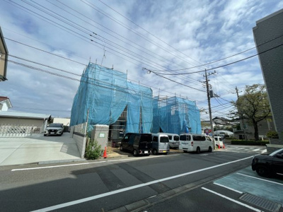 【前面道路含む現地写真】 | 仲介手数料無料　多摩市南野２丁目新築戸建て４棟　３号棟