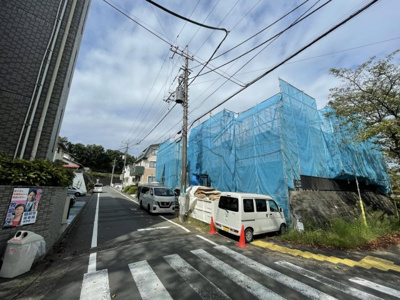 【前面道路含む現地写真】 | 仲介手数料無料　多摩市南野２丁目新築戸建て４棟　３号棟