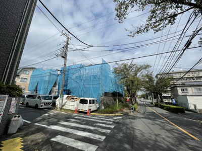 【前面道路含む現地写真】 | 仲介手数料無料　多摩市南野２丁目新築戸建て４棟　３号棟