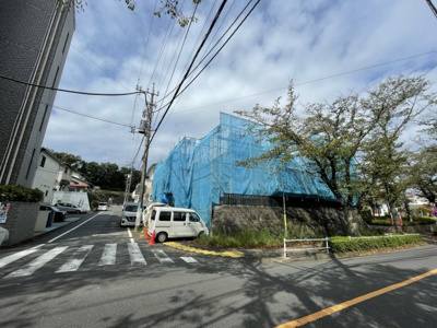 【前面道路含む現地写真】 | 仲介手数料無料　多摩市南野２丁目新築戸建て４棟　３号棟