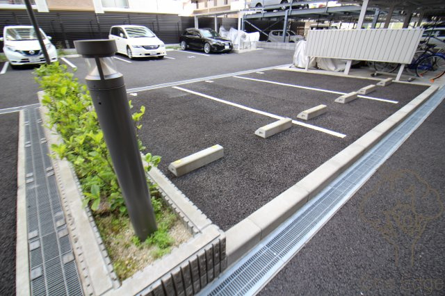 S-RESIDENCE新大阪WESTの駐車場