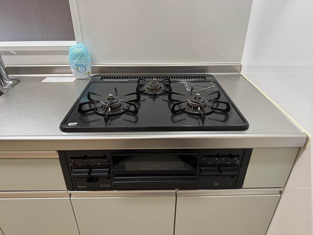 【キッチン】 | マンションパシフィック | 3口コンロ/グリル付きシステムキッチンです☆グリルがあるとお料理の幅が広がりますね♪自炊生活で楽しく健康に！