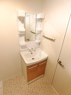 【洗面所】 | マンションパシフィック | 洗髪洗面化粧台で忙しい朝にも寝癖の付いた頭にも優しい☆お化粧するときにも大活躍です♪