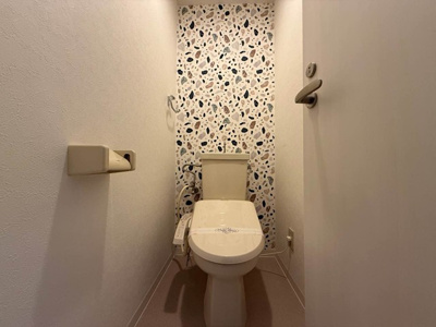 【トイレ】 | マンションパシフィック | トイレは温水洗浄便座付き♪人気のバストイレ別です♪横にはタオルを掛けられるハンガーもあります！壁紙はおしゃれなアクセントクロス☆