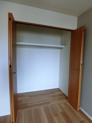 【収納】 | マンションパシフィック | 洋室6.5帖のお部屋にあるクローゼットです♪お洋服もしわにならず、キレイに収納できます☆