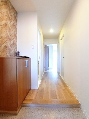 【展望】 | マンションパシフィック | 玄関から室内への景観です！右手に洋室6.5帖のお部屋、左手に洗面所と浴室があります★