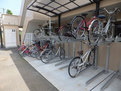 【その他共用部分】 | マンションパシフィック | 屋根付きの駐輪場で雨が降っても大切な自転車が濡れなくてすみますね♪駅まで自転車もおすすめです！