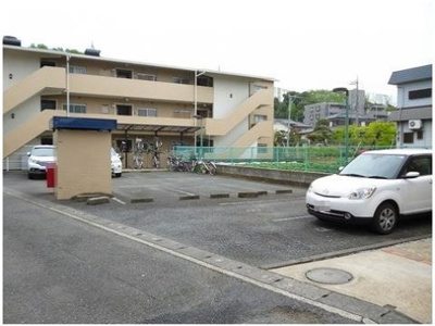 【駐車場】 | マンションパシフィック | いつでも目の届く敷地内に駐車場があります♪荷物がかさばりがちなお買物にも、敷地内駐車場があると便利ですよね☆
