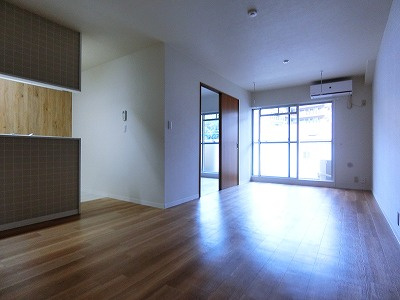 【居間・リビング】 | マンションパシフィック | 南西向きリビングダイニングキッチン15帖☆バルコニーに繋がるお部屋です！エアコン付きで1年中快適に過ごせますね☆室内物干しを完備しています！
