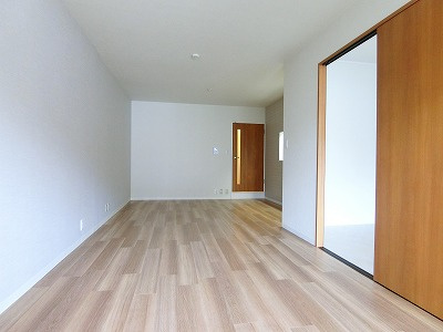 【居間・リビング】 | マンションパシフィック | 南西向きリビングダイニングキッチン15帖☆バルコニー側からの眺めです♪広々したリビングダイニングキッチンで家族団欒の時間もゆったり過ごせそう！