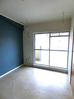 【洋室】 | マンションパシフィック | 南西向き洋室6帖☆バルコニーに繋がるお部屋です！洋室のお部屋は毎日のお手入れもラクラクできちゃいます！こちらのお部屋にも室内物干しを完備！