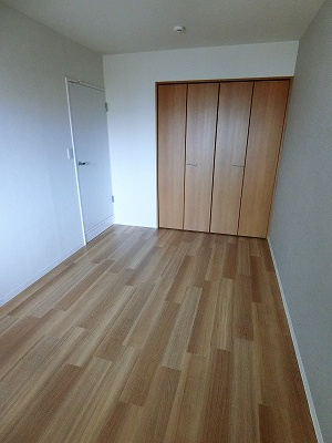 【子供部屋】 | マンションパシフィック | 洋室6.5帖☆クローゼットがあります♪お洋服がスッキリ収納できて、整理しやすくなりますね☆