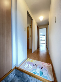 【展望】 | 玄関から室内への景観です！右手に洋室5.5帖のお部屋、左手に水廻り設備があります★