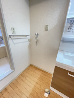【展望】 | 洗面所内、シャンプードレッサー横にある室内洗濯機置き場です♪室内に置けるので洗濯機が傷みにくい☆