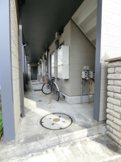【その他共用部分】 | 共用廊下です！ひさしがあるので、雨の日も濡れずに出入りができます♪