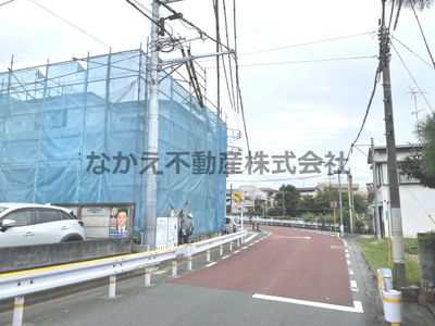 【前面道路含む現地写真】 | 仲介手数料無料　府中市西府町５丁目新築戸建て７棟　５号棟