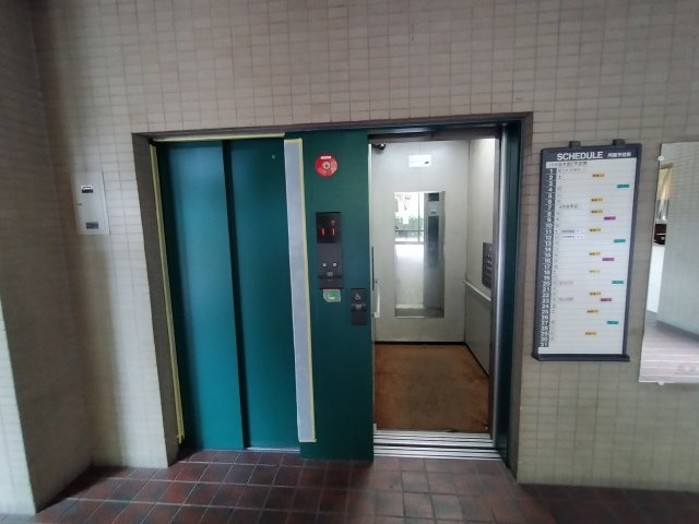 四季彩都くすのき館のその他共用部分|エレベーター二基で混みあう時間帯も安心ですね。