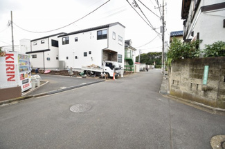 【前面道路含む現地写真】 | 西側幅員約5.5ｍ　日々の車庫入れにもストレスを感じることなく駐車可能です。