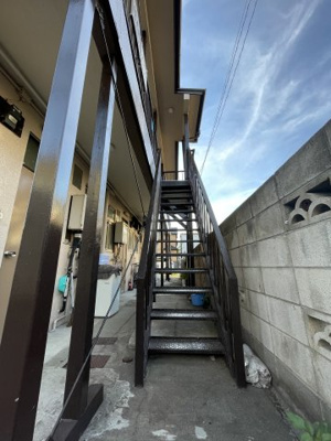 【エントランス】 | 鈴木荘 | こちらの階段を上がります