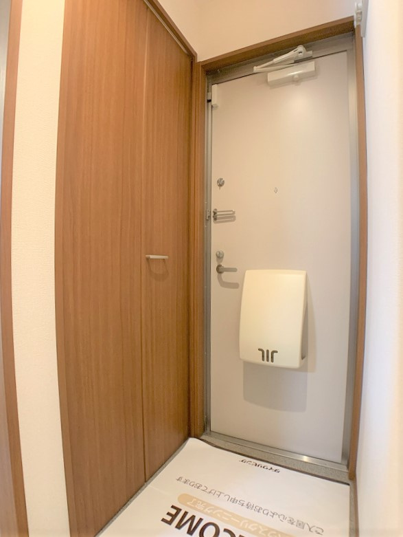 プレジール津志田の玄関