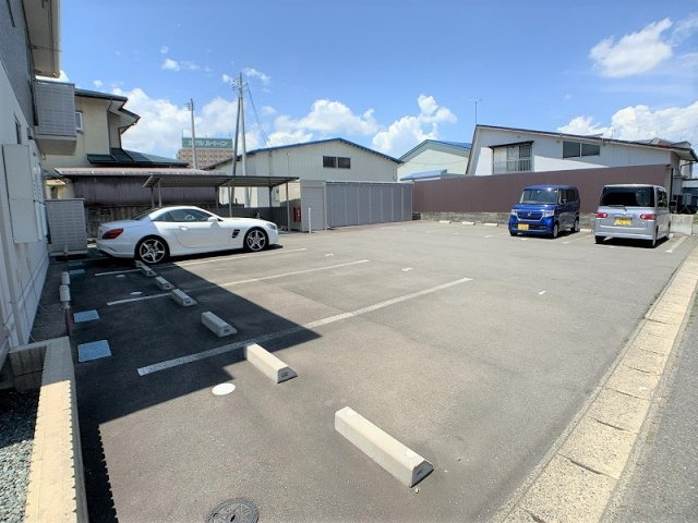 プレジール津志田の駐車場