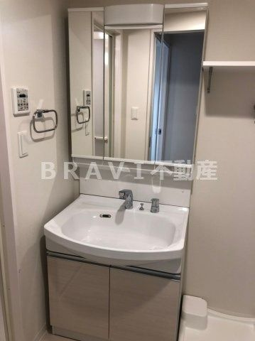 ラクラス堺筋本町　BRAVI不動産の独立洗面台|【フォーリアライズ堺筋本町】独立洗面台、朝の身支度には欠かせません