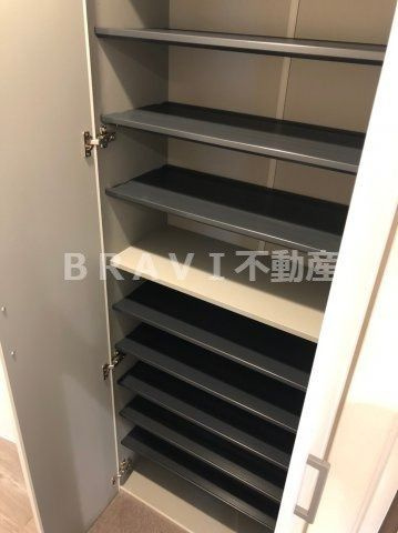 ラクラス堺筋本町　BRAVI不動産の玄関|【フォーリアライズ堺筋本町】シューズボックス