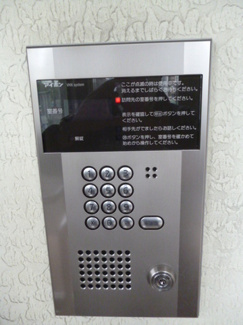 【エントランス】 | 防犯対策に有効なオートロック付きのエントランスです！一人暮らしの方も安心ですね♪