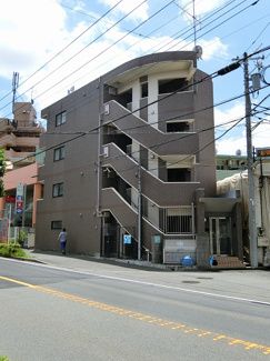 【外観】 | 南武線線「久地」駅より徒歩2分の好立地！便利な立地の4階建てマンションです♪通勤通学はもちろん、お買い物やお出かけにもGood☆